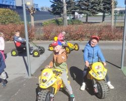 dzieci i dorośli podczas wycieczki do WORD