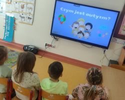 dzieci podczas obchodów światowego dnia świadomości autyzmu