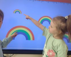 dzieci podczas obchodów światowego dnia świadomości autyzmu