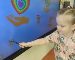 dzieci podczas obchodów światowego dnia świadomości autyzmu