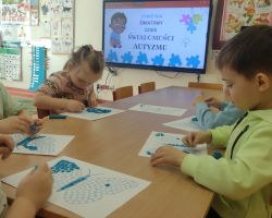 dzieci podczas obchodów światowego dnia świadomości autyzmu