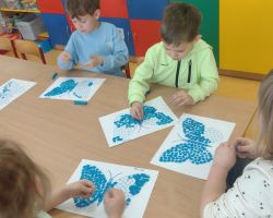 dzieci podczas obchodów światowego dnia świadomości autyzmu