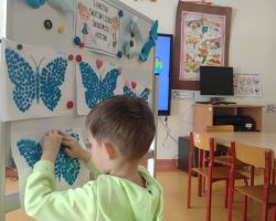 dzieci podczas obchodów światowego dnia świadomości autyzmu