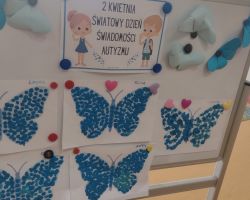 dzieci podczas obchodów światowego dnia świadomości autyzmu