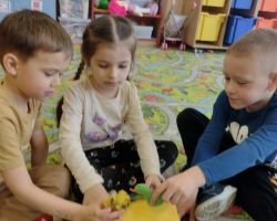 dzieci podczas zajęć matematycznych