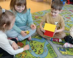 dzieci podczas zajęć matematycznych