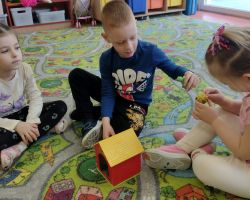 dzieci podczas zajęć matematycznych