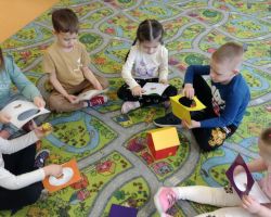 dzieci podczas zajęć matematycznych