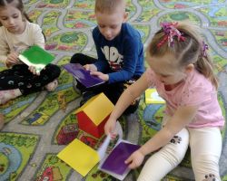 dzieci podczas zajęć matematycznych