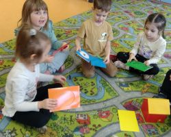 dzieci podczas zajęć matematycznych