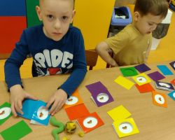 dzieci podczas zajęć matematycznych