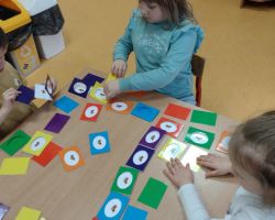 dzieci podczas zajęć matematycznych