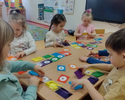 dzieci podczas zajęć matematycznych