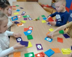 dzieci podczas zajęć matematycznych