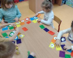 dzieci podczas zajęć matematycznych