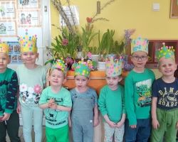 dzieci podczas obchodów pierwszego dnia wiosny