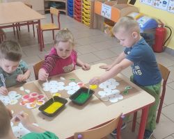 dzieci podczas obchodów pierwszego dnia wiosny