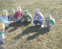 dzieci podczas obchodów pierwszego dnia wiosny