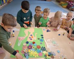 dzieci podczas obchodów pierwszego dnia wiosny