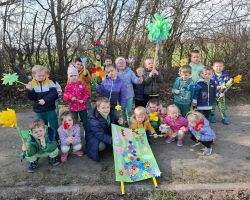 dzieci podczas obchodów pierwszego dnia wiosny