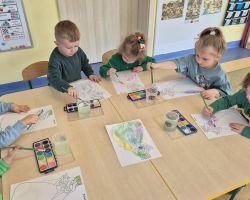 dzieci podczas obchodów pierwszego dnia wiosny