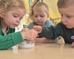 dzieci podczas obchodów pierwszego dnia wiosny