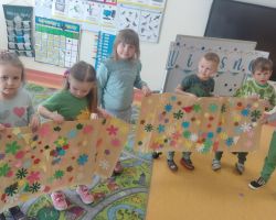 dzieci podczas obchodów pierwszego dnia wiosny