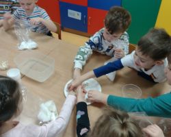 dzieci podczas zakładania hodowli fasoli