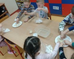 dzieci podczas zakładania hodowli fasoli