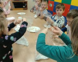 dzieci podczas zakładania hodowli fasoli