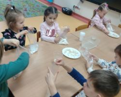 dzieci podczas zakładania hodowli fasoli