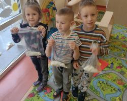 dzieci podczas zakładania hodowli fasoli