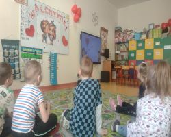 dzieci obchodzą walentynki