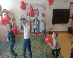 dzieci obchodzą walentynki