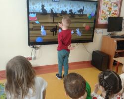 dzieci poczas obchodów dnia kota