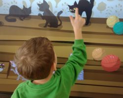 dzieci poczas obchodów dnia kota