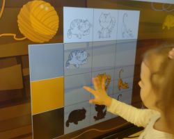 dzieci poczas obchodów dnia kota