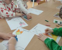 dzieci poczas obchodów dnia kota