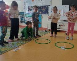 dzieci poczas obchodów dnia kota