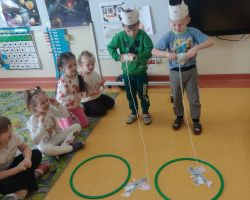 dzieci poczas obchodów dnia kota