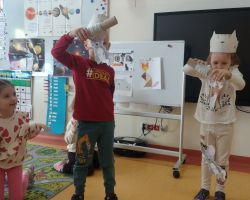 dzieci poczas obchodów dnia kota