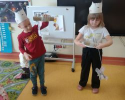 dzieci poczas obchodów dnia kota