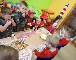 dzieci, nauczyciele i animator podczas balu karnawałowego