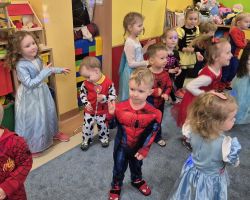 dzieci, nauczyciele i animator podczas balu karnawałowego