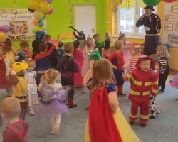 dzieci, nauczyciele i animator podczas balu karnawałowego