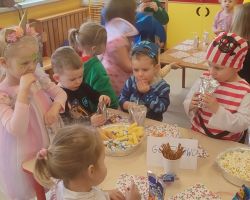 dzieci, nauczyciele i animator podczas balu karnawałowego