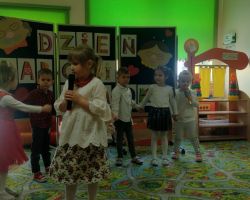 dzieci oraz babcie i dziadkowie podczas obchodów Dnia babci i dziadka