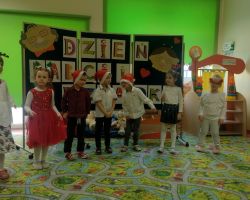 dzieci oraz babcie i dziadkowie podczas obchodów Dnia babci i dziadka