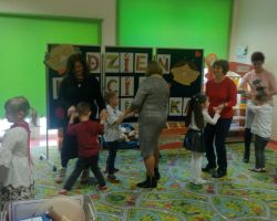 dzieci oraz babcie i dziadkowie podczas obchodów Dnia babci i dziadka