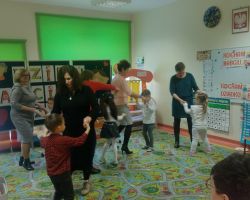 dzieci oraz babcie i dziadkowie podczas obchodów Dnia babci i dziadka